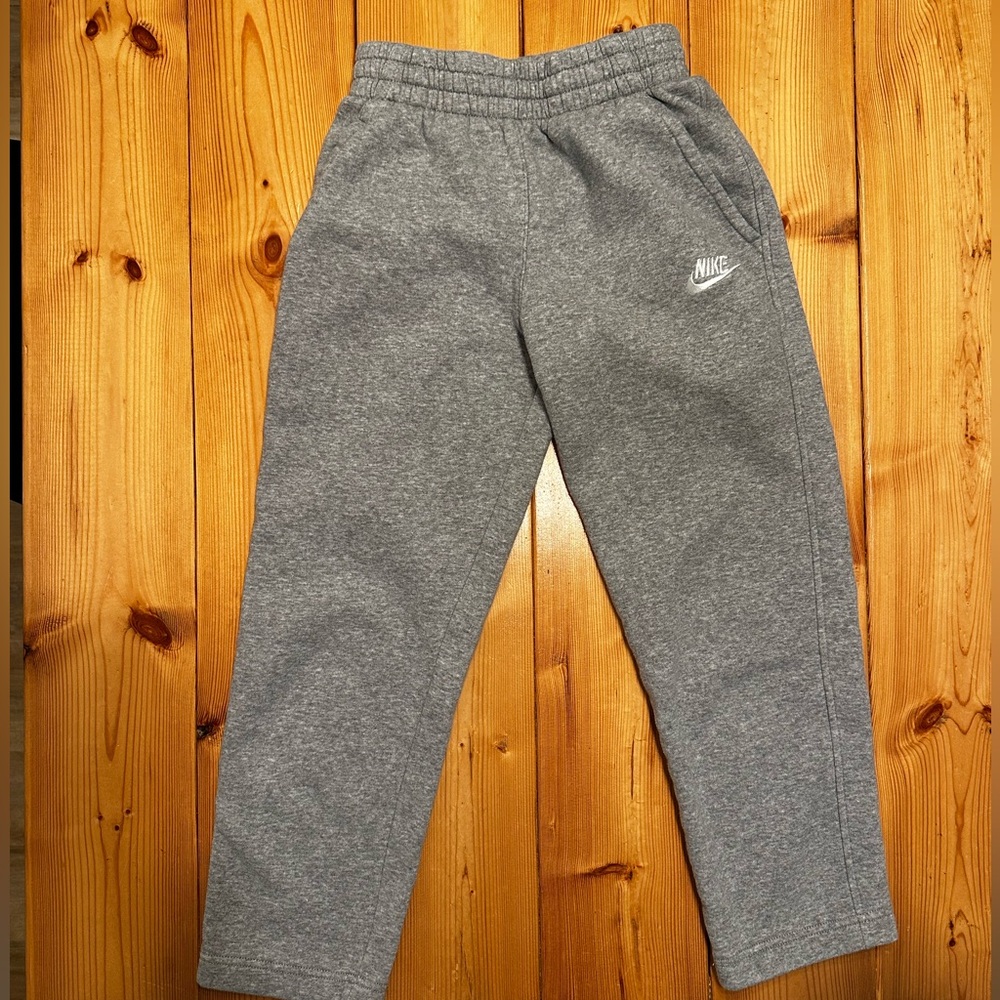 Kids gray Nike sweat pants. Drawstring.